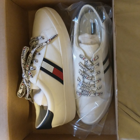 Tommy Hilfiger Fantim Canvas Lace Up Sneakers White Women’s Size 9.5 NWOT - Picture 3 of 3
